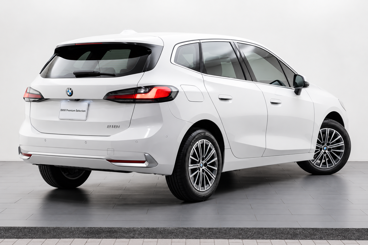 2024 BMW 218i Active Tourer 白色後45度實車外觀