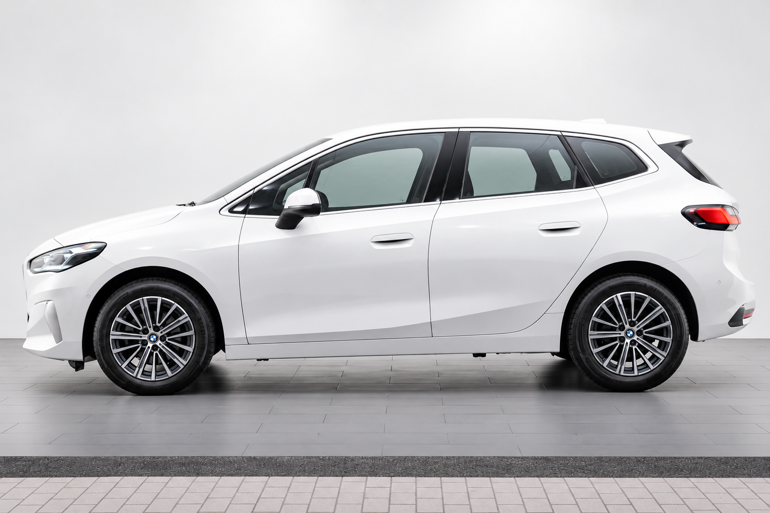 2024 BMW 218i Active Tourer 白色車側實車照
